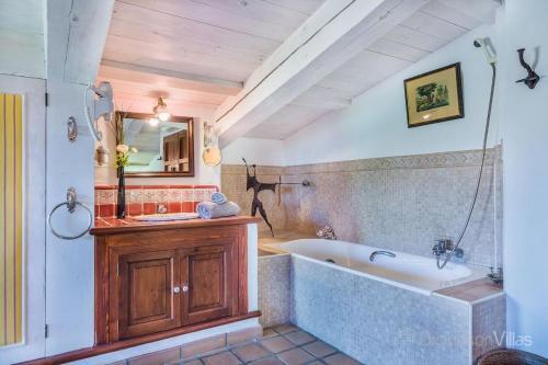 Pollenca Villa Sleeps 12 With Pool And Air Con