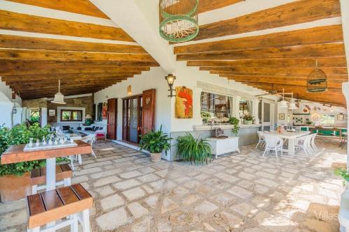 Pollenca Villa Sleeps 12 With Pool And Air Con