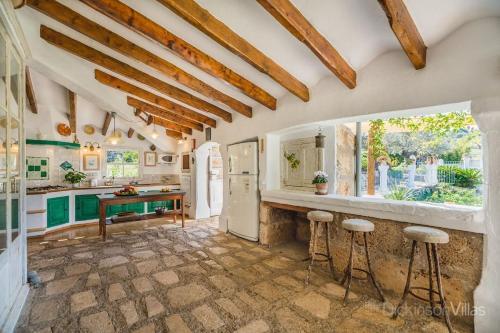 Pollenca Villa Sleeps 12 With Pool And Air Con