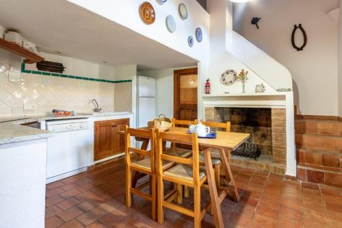 Pollenca Villa Sleeps 6 With Pool Air Con And Wifi