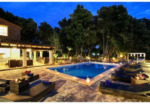 Pollenca Villa Sleeps 8 With Pool Air Con And Wifi