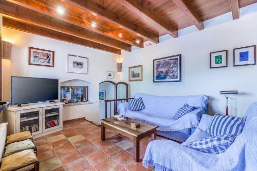 Pollenca Villa Sleeps 10 With Pool And Air Con