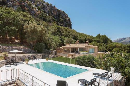 Pollenca Villa Sleeps 8 With Pool And Air Con