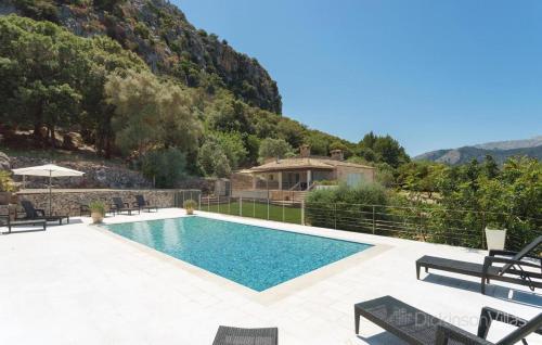 Pollenca Villa Sleeps 8 With Pool And Air Con
