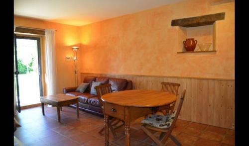 Porqueres Villa Sleeps 3 With Pool And Air Con