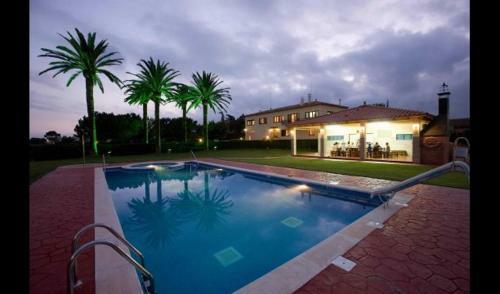Reus Villa Sleeps 20 With Pool And Air Con