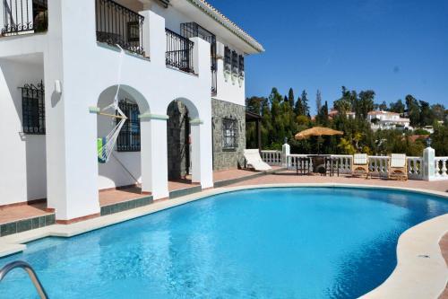 Villa Sleeps 14 With Pool Air Con And Wifi