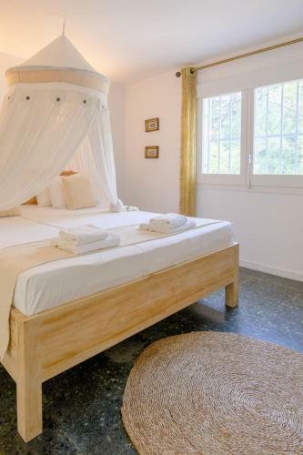 Sant Pere de Ribes Villa Sleeps 20