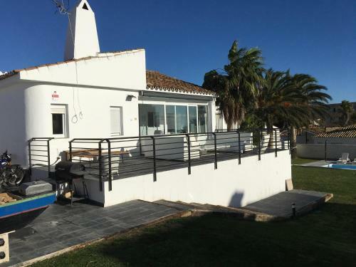 Torreguadiaro Villa - 2 Mins Walk From The Bars And Restaurants