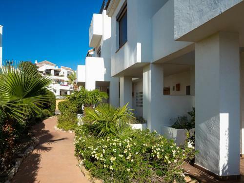 2305 - Luxury Villa With Sea View And Pools