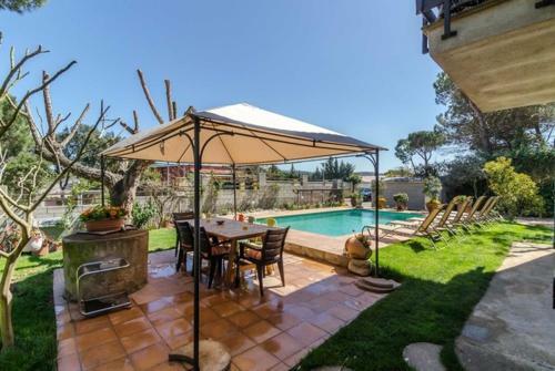 Vidreres Villa Sleeps 10 Pool Wifi
