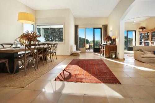 Santa Margarida Villa Sleeps 8 With Pool