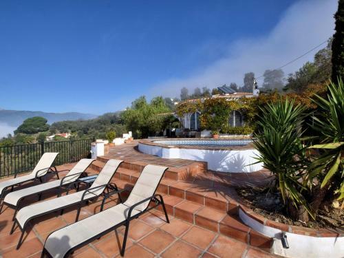 Graceful Villa In Sayalonga With Swimming Pool