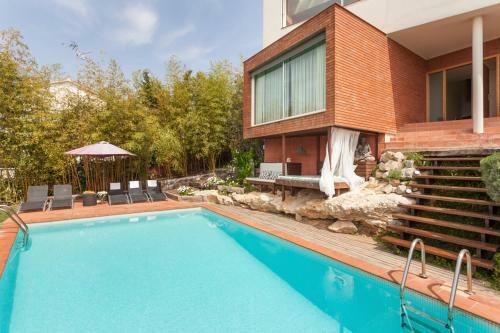 Sitges Villa Sleeps 11 With Pool And Air Con