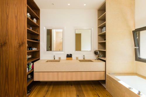 Exclusive Modern Villa In Privileged Location