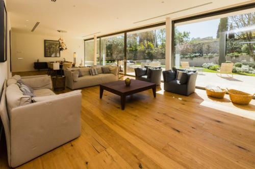 Exclusive Modern Villa In Privileged Location