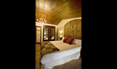 Solsona Villa Sleeps 14 With Pool