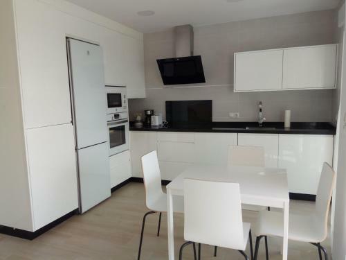Apartamento De Lujo, Carihuela Edificio El Remo, Primera L�nea