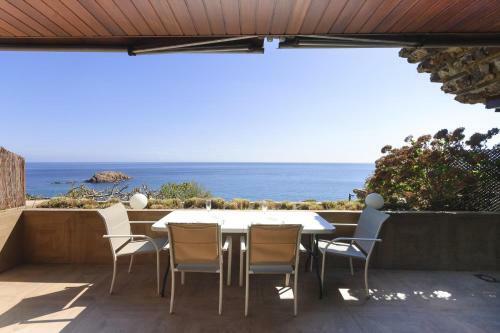 Lets Holidays Modern Sea Views Apartment