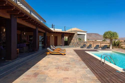 Oasis Villa With Swimming Pool In 4000m2 Garden