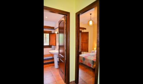 Villa In Vilaplana Sleeps 8 With Pool