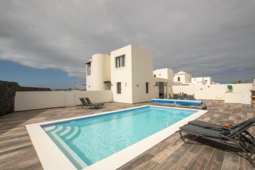 Inviting 3-bed Villa In Playa Blanca With Great Se