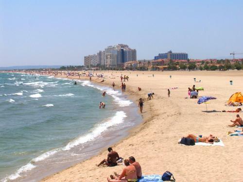 Apartment With Sea View, Walking Distance To The Beach