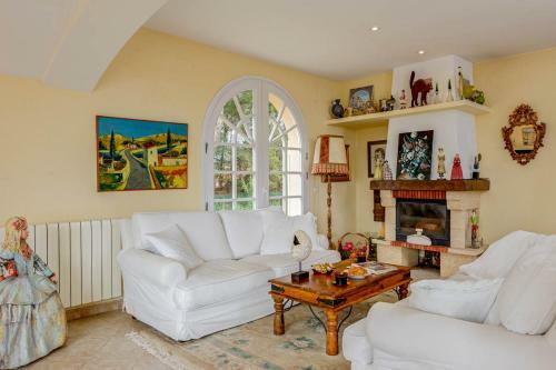 Tamariu Villa Sleeps 6 With Pool