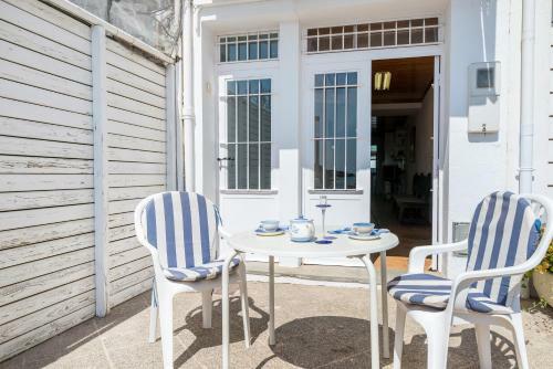 Apartment In Tamariu Sleeps 6