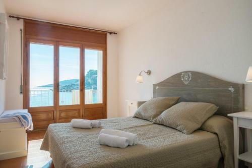 Apartment In Tamariu Sleeps 6