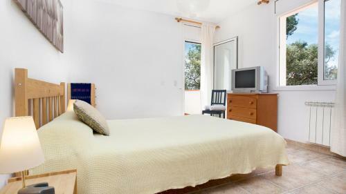 Villa In Tamariu Sleeps 6 With Pool