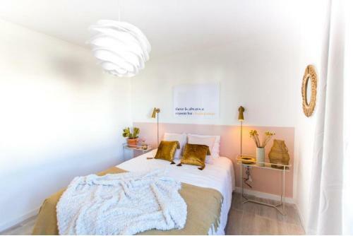 Caleta Contemporary Boho Apartment - Wifi, Private Balcony & Pool