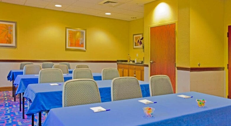 Holiday Inn Express Hotel & Suites Universal