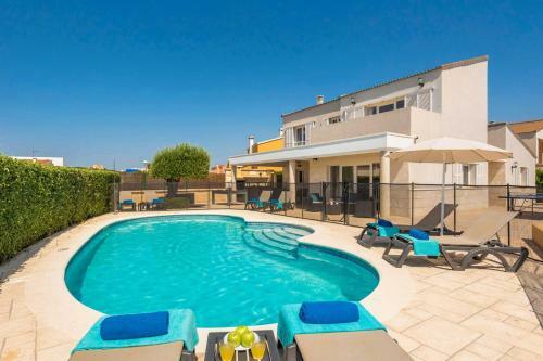 Gris 4 Bedroom Villa, Cala'n Forcat