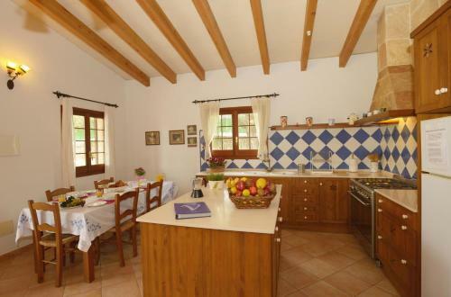 Ferreries Villa Sleeps 4 With Pool And Air Con
