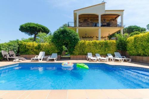 Montbarbat Villa Sleeps 8 Pool