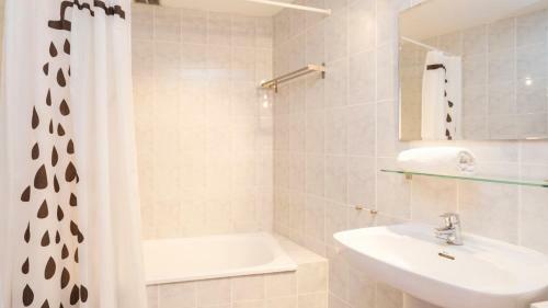 Montbarbat Villa Sleeps 14 With Pool