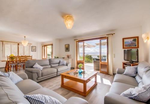 Alcanada Holiday Home Sleeps 7 With Wifi