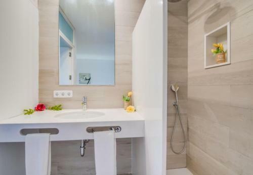 Font de Sa Cala Holiday Home Sleeps 10 With Pool