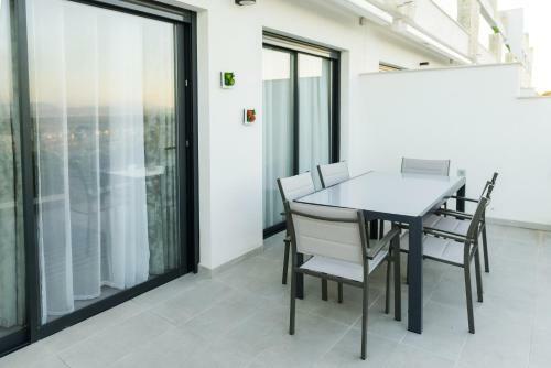 Sea And Mountain View Apartment