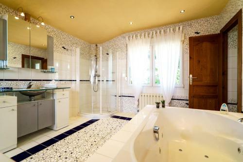 Javea Villa Sleeps 8 With Pool And Air Con