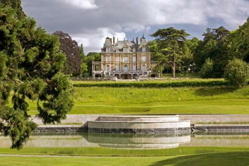 Attainville Chateau Sleeps 27 Wifi
