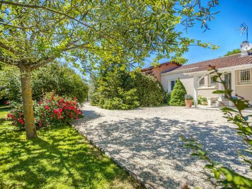Modern Holiday Home In Barry-d'islemade With Pool