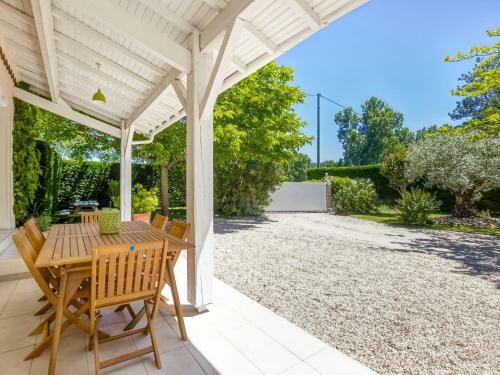 Modern Holiday Home In Barry-d'islemade With Pool