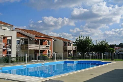 Apartment In Residence With Swimming Pool