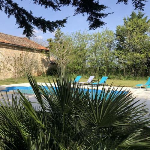 Blacksmiths Apartment In Blanzay - 1 Bed