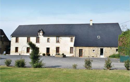 Three-bedroom Holiday Home In Canchy