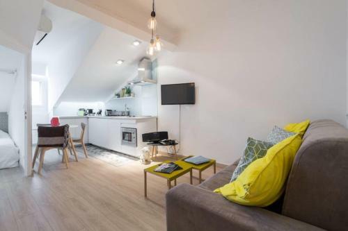 Charming 1 Bedroom Apartment Center
