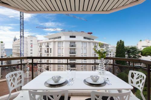 Apartamento Carlton: New 2 Beds/ 2 Baths W/ Side Sea View