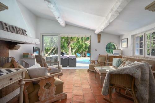 Villa Surrounded By Greenery - Villa Les Pins
